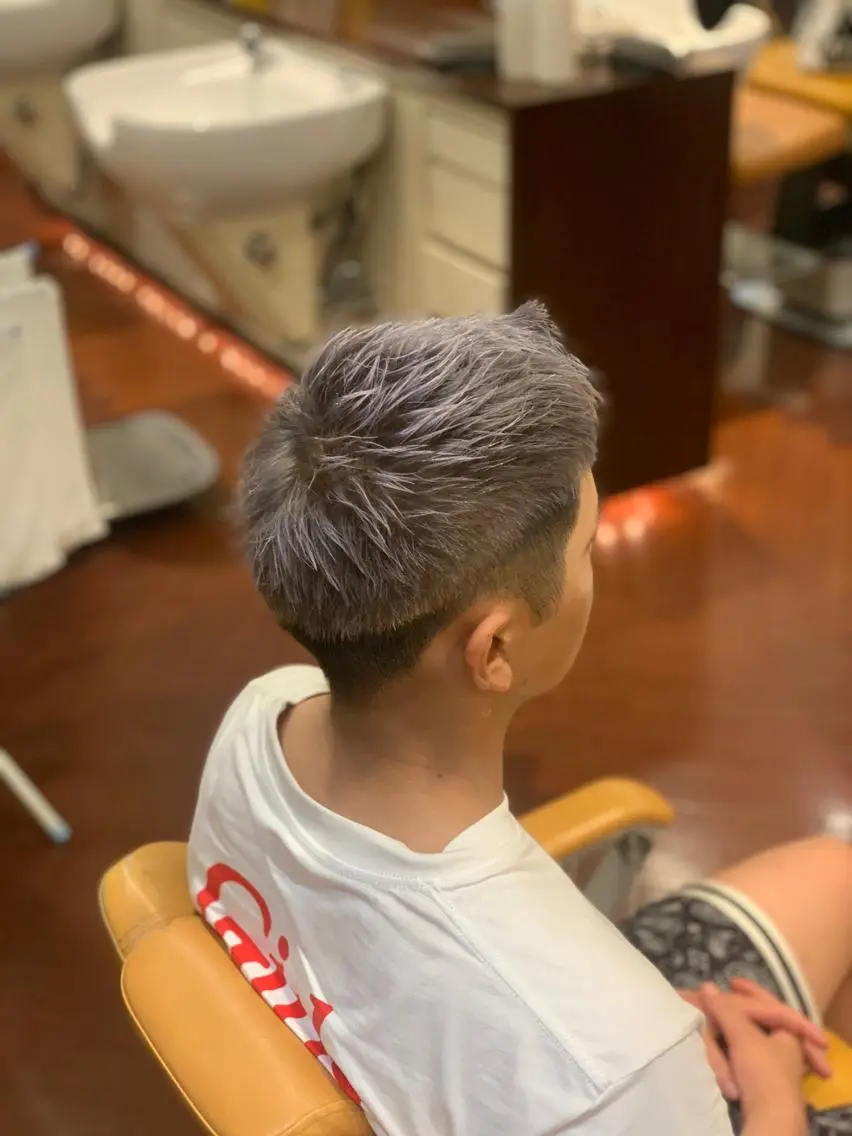 ショート カラー メンズ ブルーカラー シルバー ヘアカラー ✨ホワイトカラー✨ ホワイトブリーチ✨のヘアスタイル