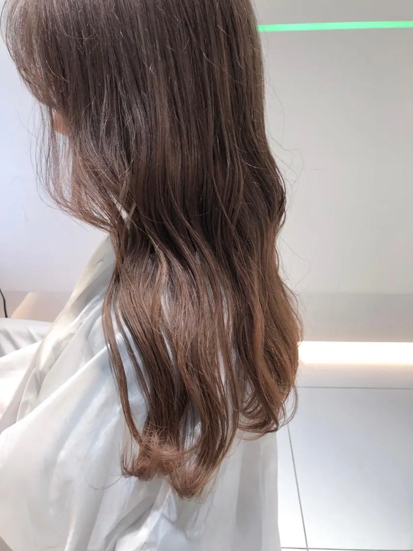 ロング カラー ベージュカラー ヘアカラー 横山 莉奈のヘアスタイル