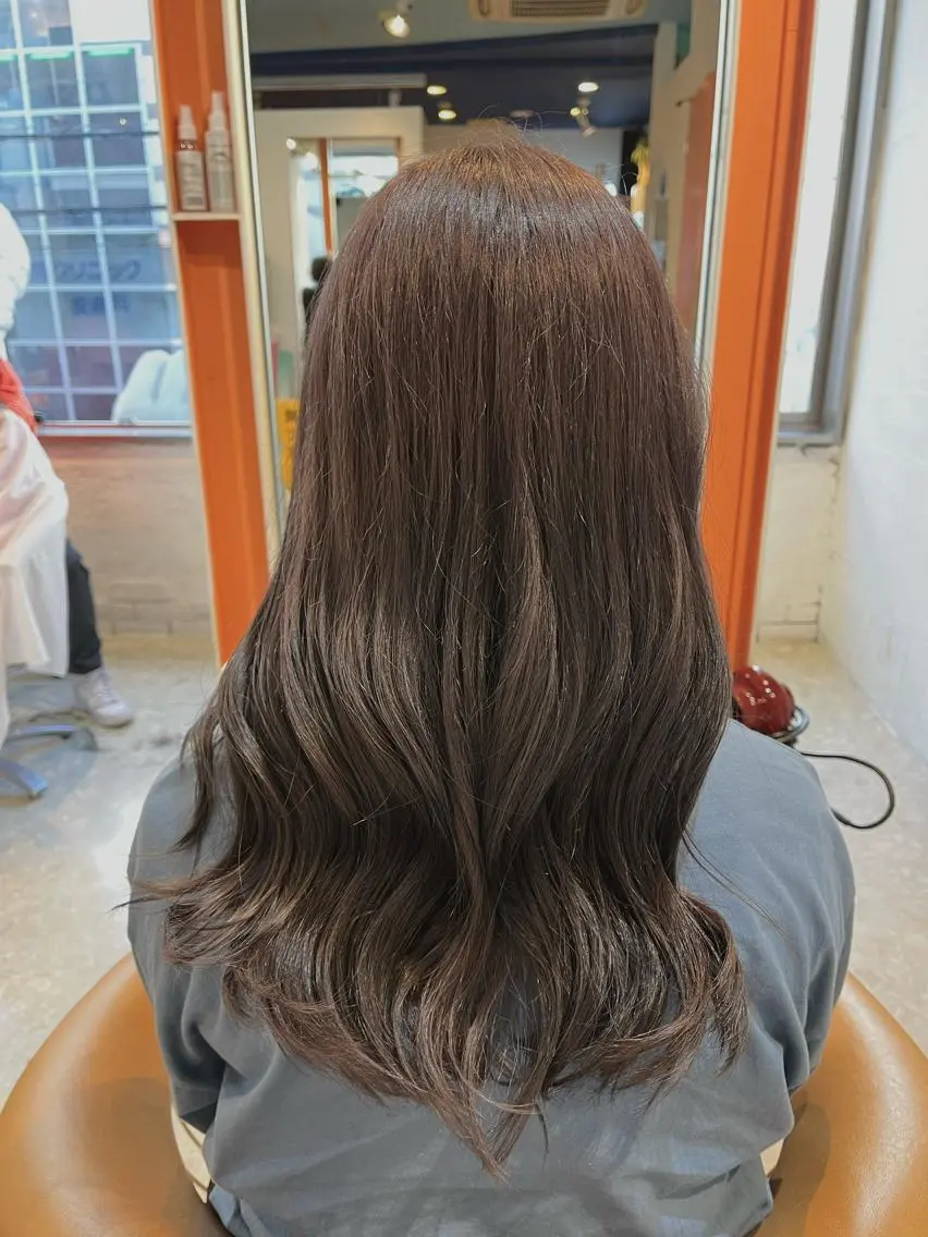 セミロング カラー ヘアカラー うしだ かおるのヘアスタイル