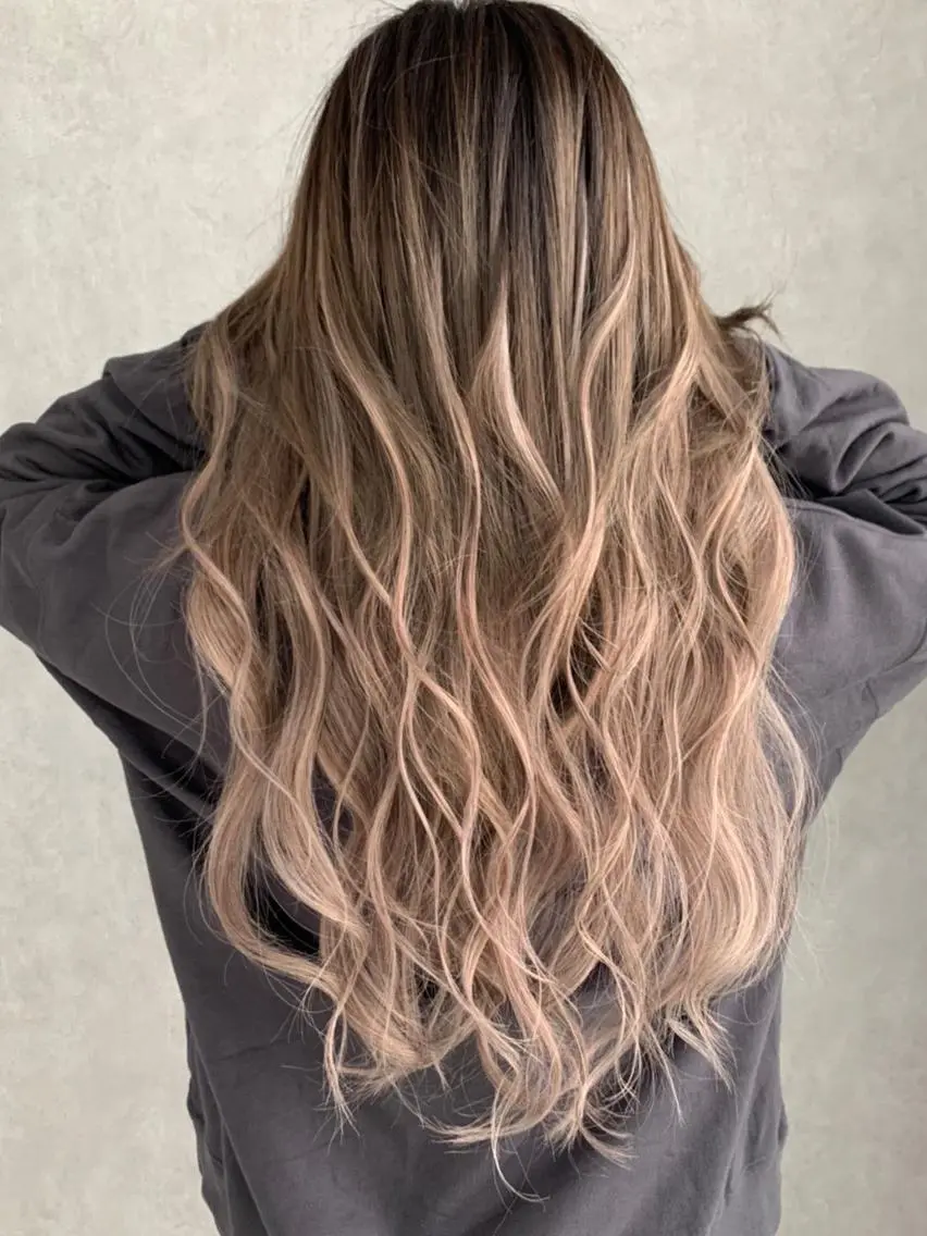 ロング カラー パーマ ヘアアレンジ シールエクステ アッシュ バレイヤージュ ベージュカラー ブリーチ ハイトーン カラーのヘアスタイル
