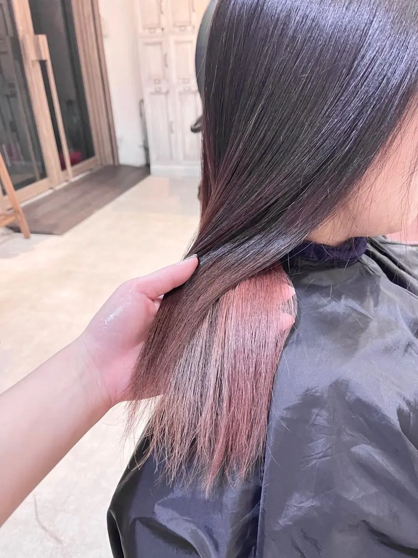 セミロング カラー ブリーチ ピンクカラー 髪質改善で 憧れの潤艶美髪にのヘアスタイル