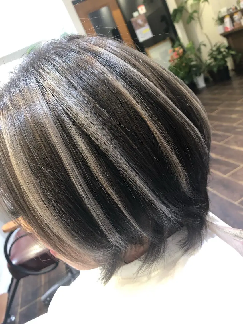 ショート カラー ハイライトカラー シルバー ハイライト 皆巳 達郎のヘアスタイル