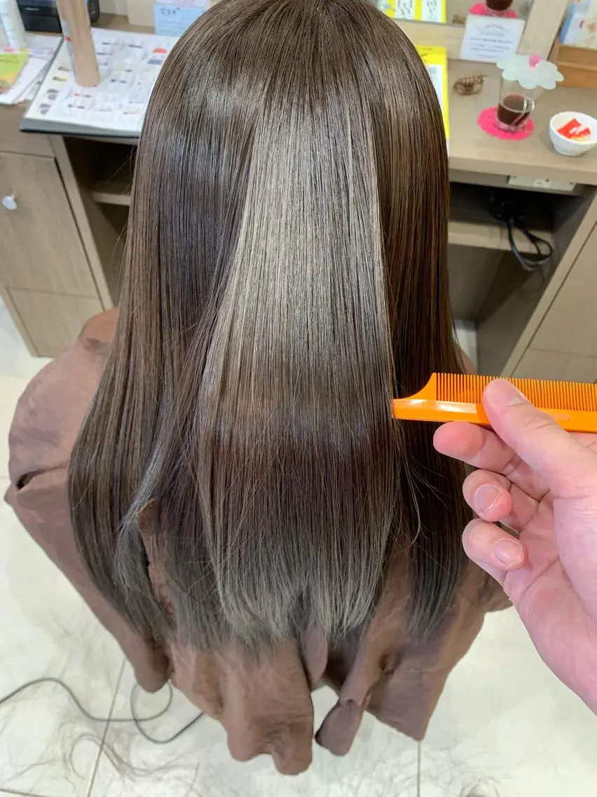 セミロング カラー グレージュ トリートメント 酸熱トリートメント 上村 将人のヘアスタイル