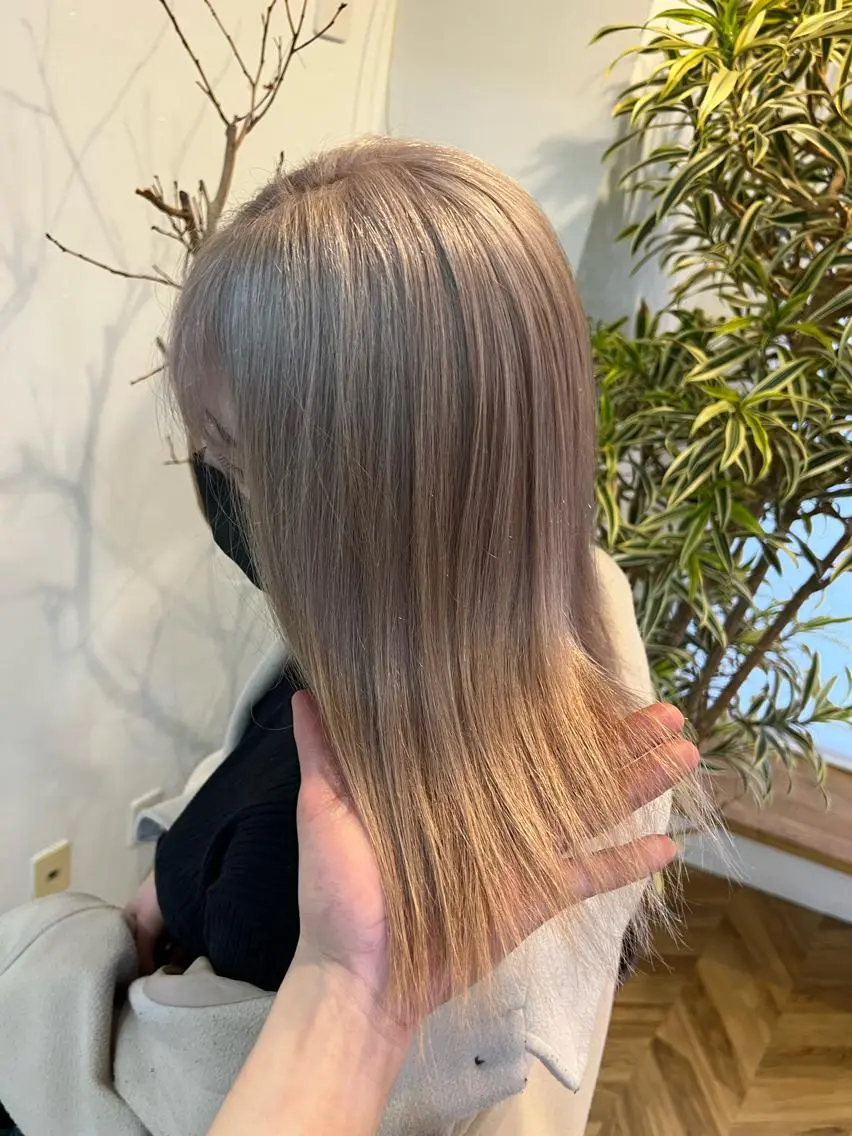 ミディアム カラー ベージュカラー ホワイトベージュ カット ヘアカラー トリートメント ブリーチ特化 梅田本多翔のヘアスタイル