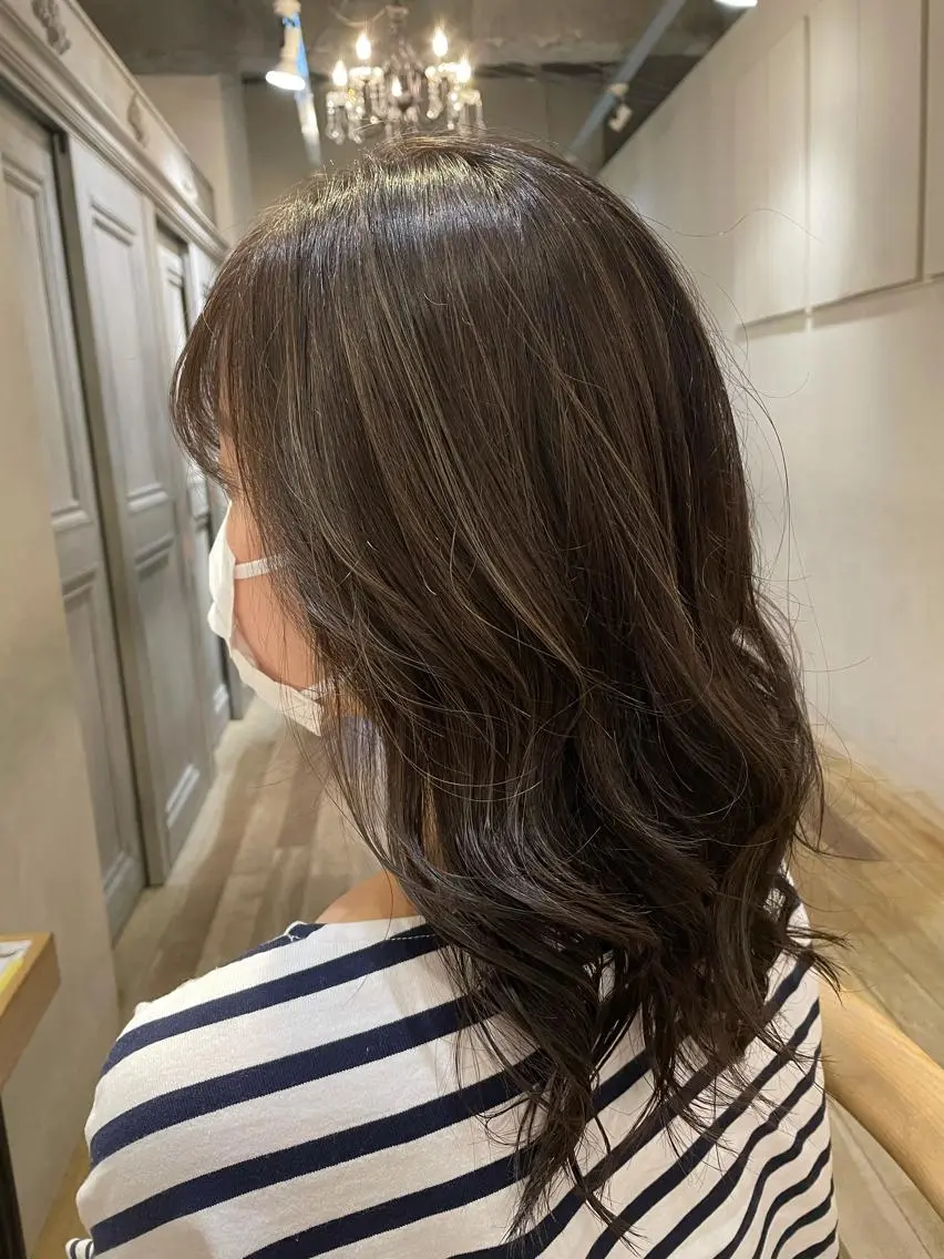 セミロング ハイライト 玉邑 美菜のヘアスタイル