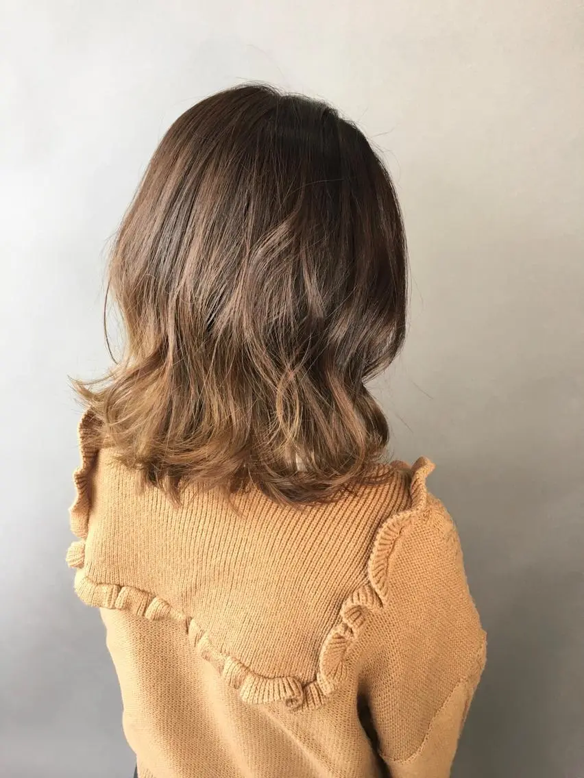 ミディアム 足立 磨咲のヘアスタイル
