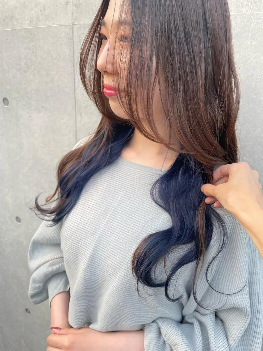 セミロング カラー ブリーチ ケアブリーチ ダブルカラー ネイビーカラー インナーカラー 推し ブリーチ 髪質改善のヘアスタイル