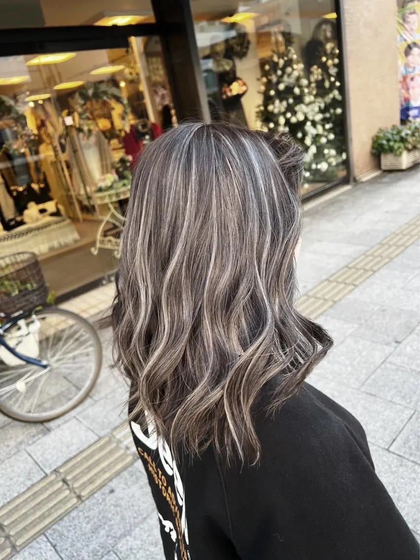 ミディアム カラー ダークグレー ダークグレージュ グレージュ ハイライトカラー ハイライト ヘアカラー トリートメント 指名数No.1 /NAOYAのヘアスタイル