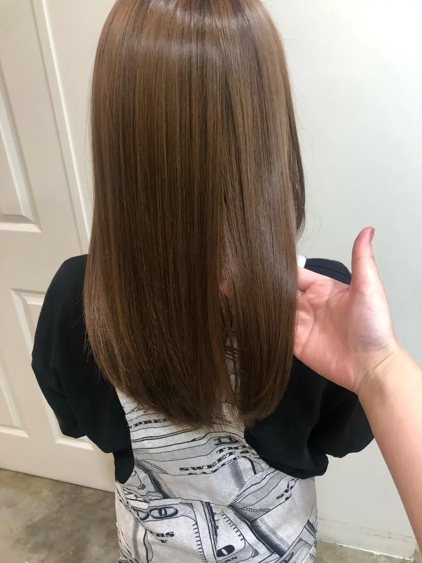 セミロング MIOベージュカラー 柔らかいカラーのヘアスタイル