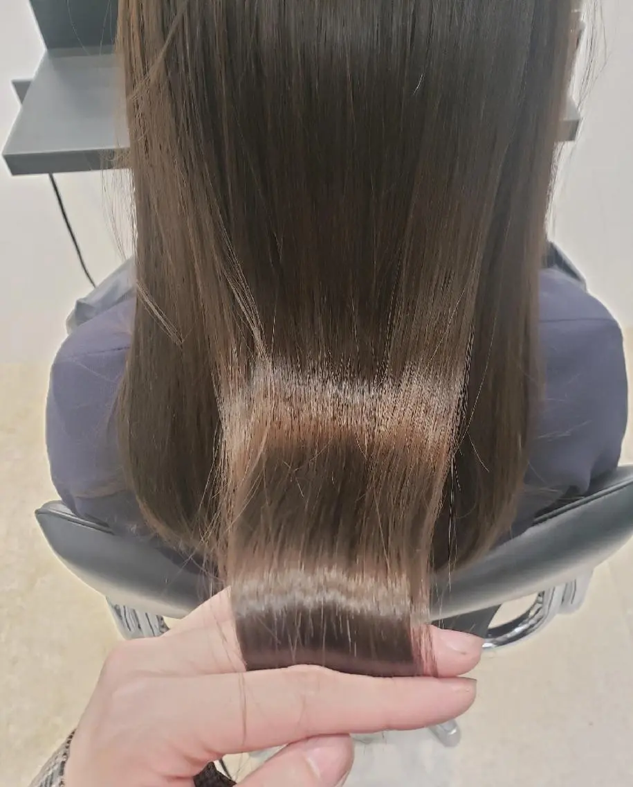 セミロング カラー 艶髪／オリーブ系／ 肌が綺麗に見えるお色のヘアスタイル