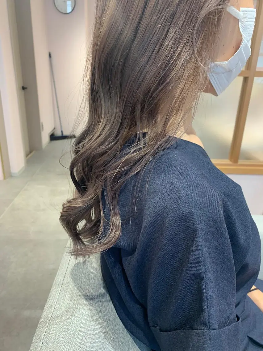 カラー グレージュ rio .のヘアスタイル