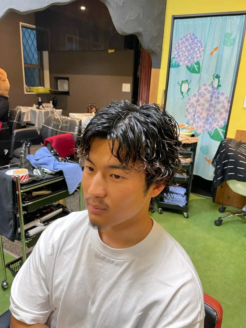 ショート パーマ メンズ メンズパーマ スパイラルパーマ カット パーマ デザインカラー🏝️ 須賀汐音のヘアスタイル