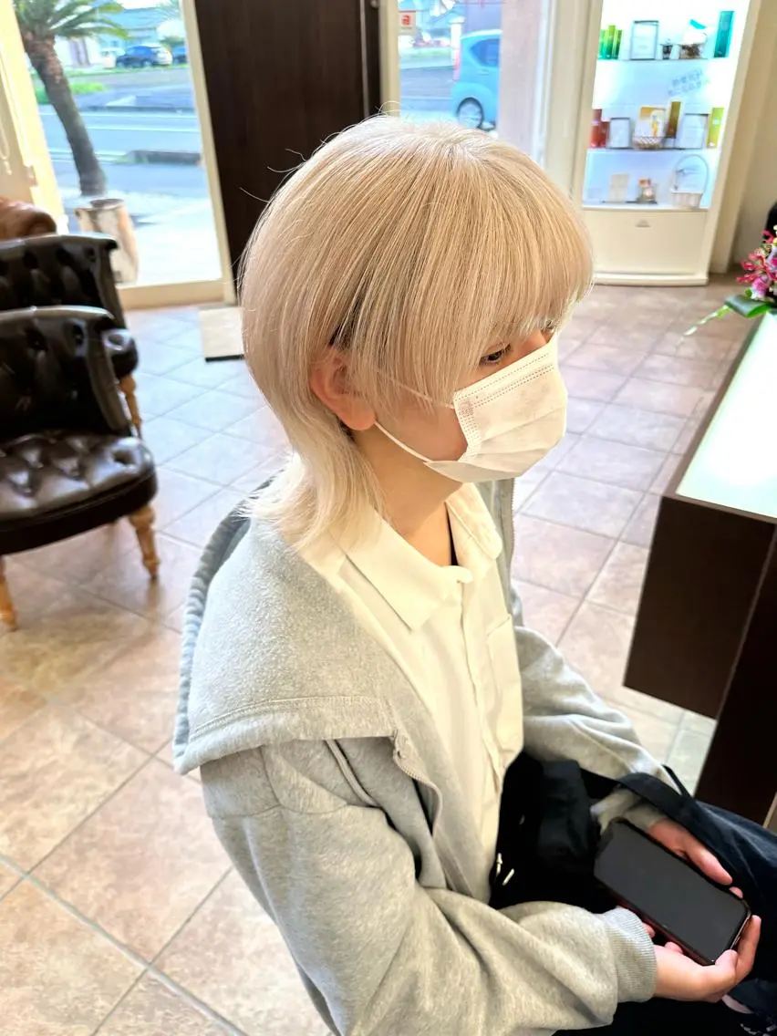 ミディアム カラー メンズ ブロンド ホワイトブロンド ヘアカラー トリートメント ダメージレスブリーチ HIROSHIのヘアスタイル