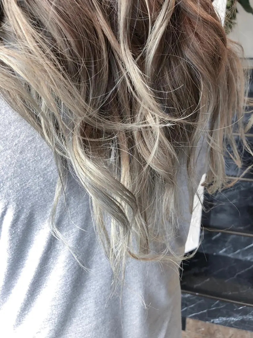 ロング カラー 佐々岡 亮介のヘアスタイル