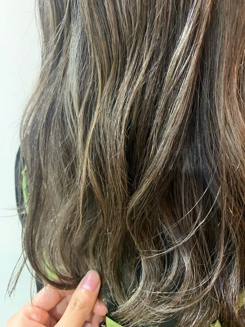 ロング カラー ハイライトカラー ハイライト 透明感カラー 美髪矯正💎momoのヘアスタイル