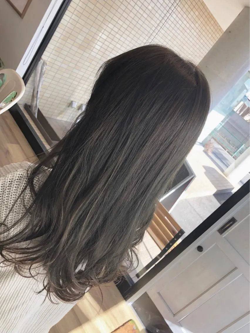ロング カラー アッシュ ブリーチ オリーブアッシュ ツキダテ ユイのヘアスタイル