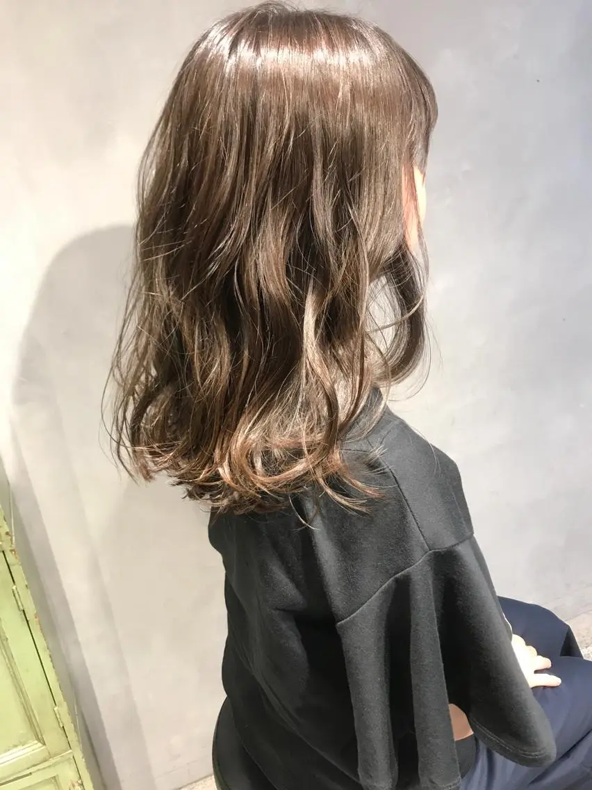 ミディアム カラー ヘアアレンジ ベージュカラー ミルクティーベージュ カット ヘアカラー トリートメント 明治神宮前 NANAMIのヘアスタイル