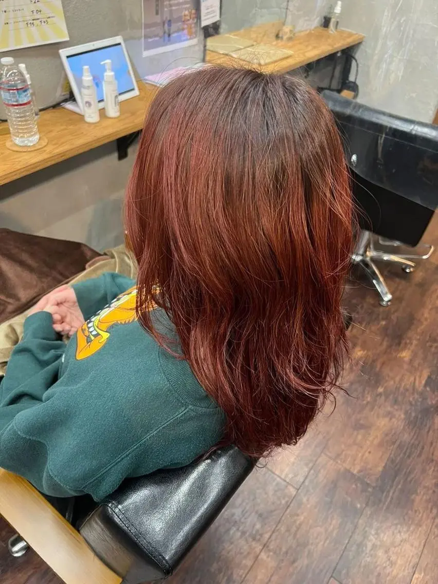 カラー レッドカラー 都築 優菜のヘアスタイル
