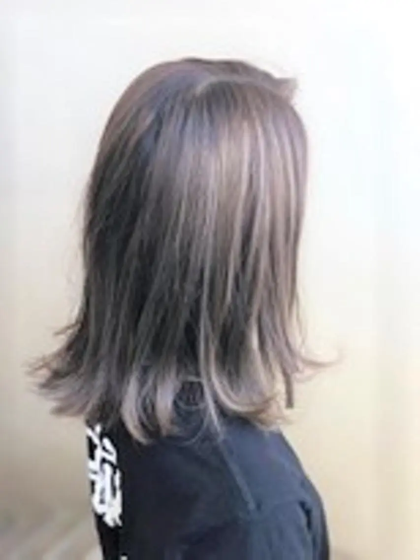 ミディアム カラー ヘアアレンジ ブルーカラー グレージュ ハイライトカラー ハイライト COEUR🌟 TOMOYAのヘアスタイル