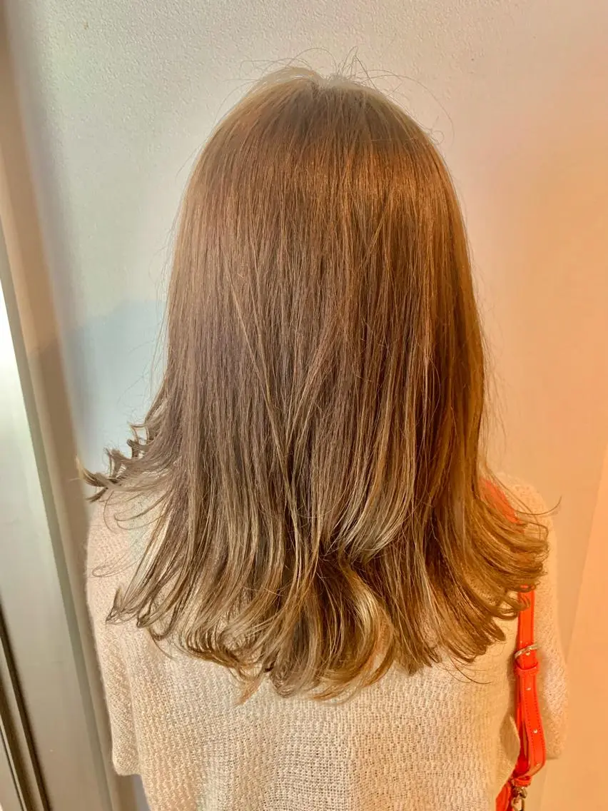セミロング カラー うしだ かおるのヘアスタイル