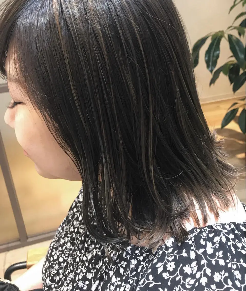 ミディアム カラー ブリーチ グレージュ ハイライトカラー オリーブグレージュ オリーブグレー ヘアカラー 稲荷 友美のヘアスタイル