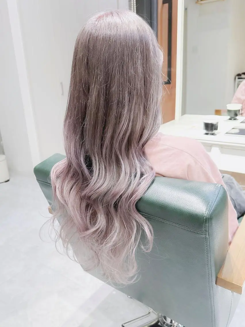 ロング ヘアアレンジ カラー アッシュ ベージュカラー グラデーションカラー ハイトーンカラー シルバー Days 透明感カラーのヘアスタイル