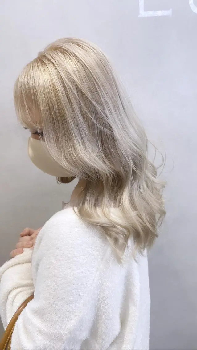 ミディアム カラー ブロンド ホワイトブロンド THINK SHOP KANTAのヘアスタイル