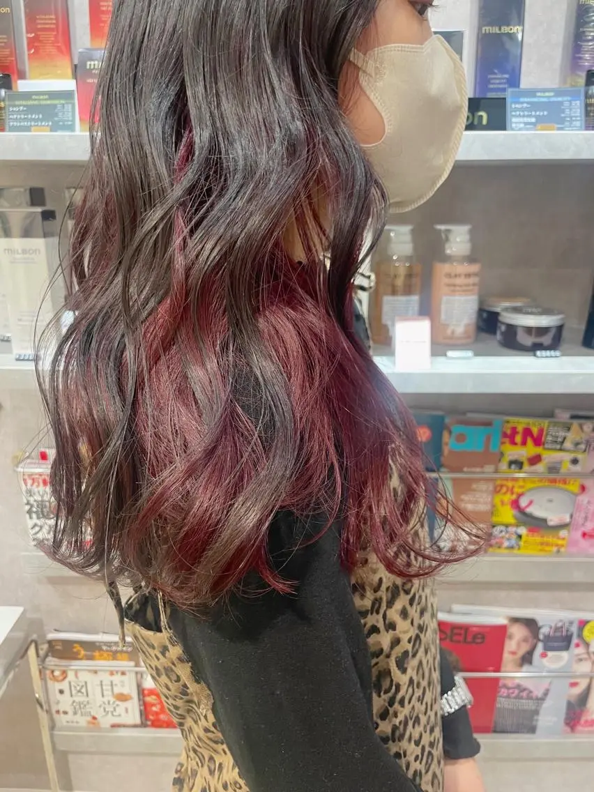 ロング カラー 黒髪 グレーブラック インナーカラー レッドカラー Rina のヘアスタイル