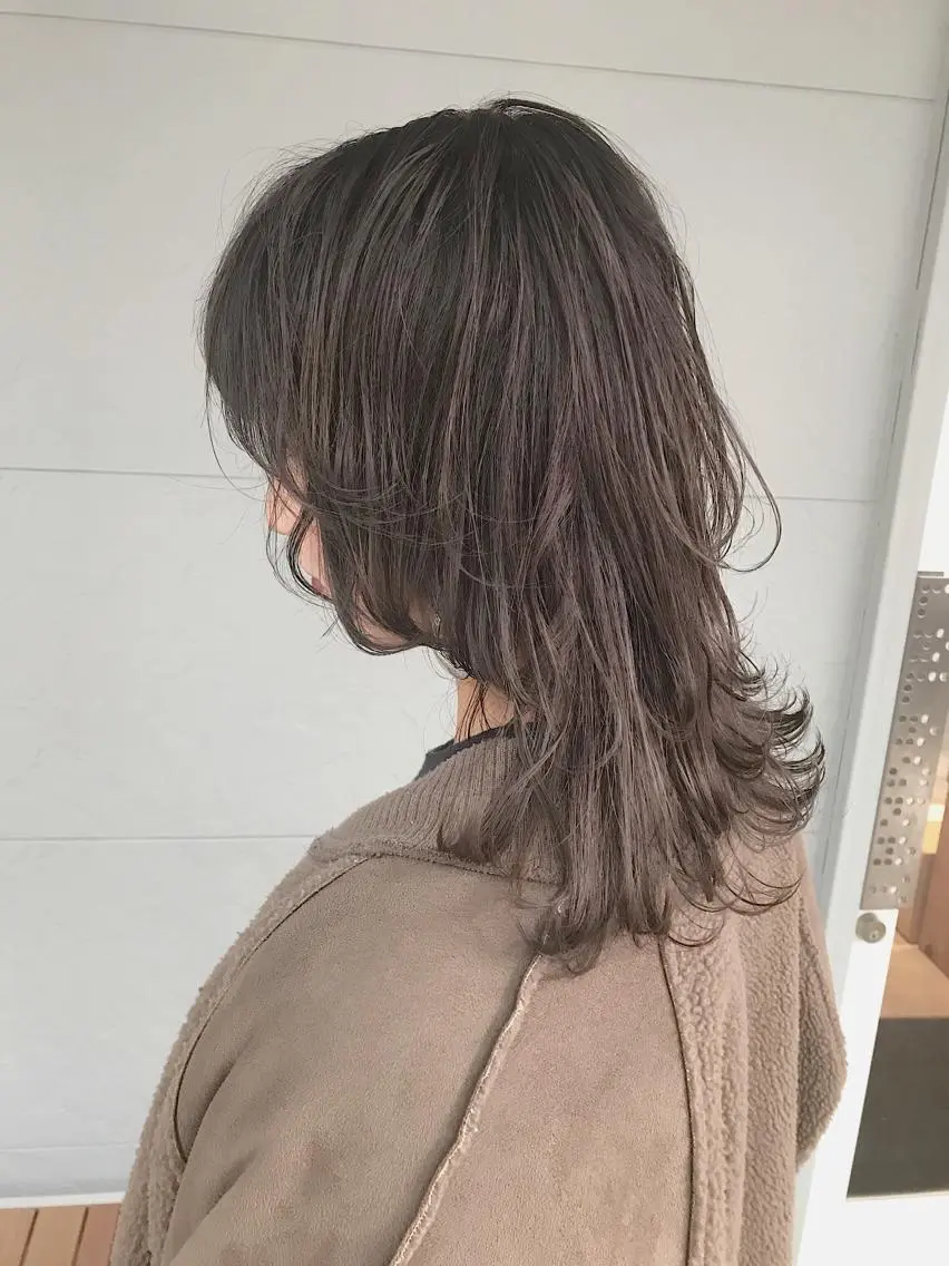 ミディアム カラー グレージュ ウルフカット カット ヘアカラー lani ブリーチ /ダブルカラーのヘアスタイル