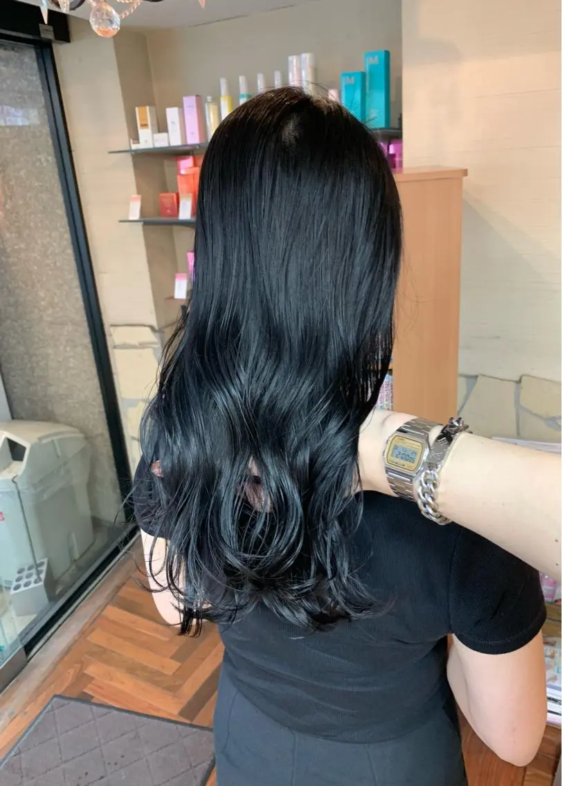 セミロング カラー 黒髪 ブルーカラー ブルーブラック 矢野 晃平のヘアスタイル