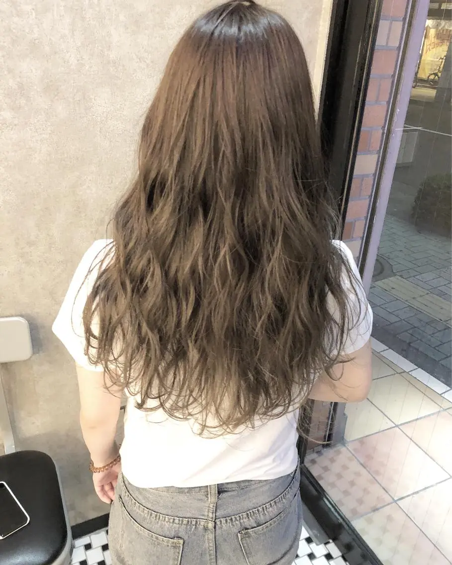 セミロング カラー 顔周りレイヤーカット ブリーチminamiのヘアスタイル