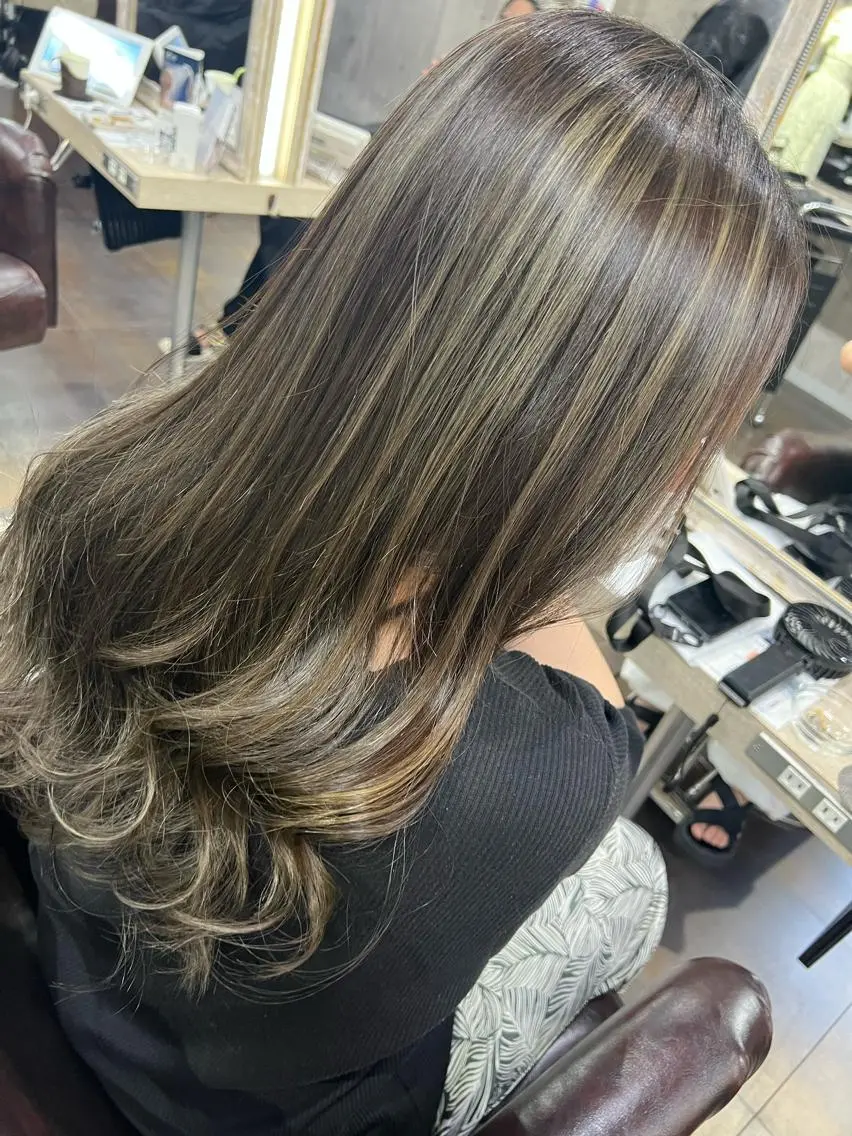 ロング カラー パーマ ヘアアレンジ メンズ キッズ ネイル マツエク・マツパ アイブロウ シールエクステ メンズバレイヤージュ メンズハイライト メンズインナーカラー メンズ韓国風 ミルクティーハイトー ン💖Mikaのヘアスタイル