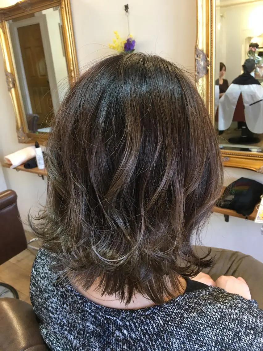 ミディアム カラー バレイヤージュ イルミナカラー レイヤーカット カット ヘアカラー トリートメント plaatje 義見のヘアスタイル