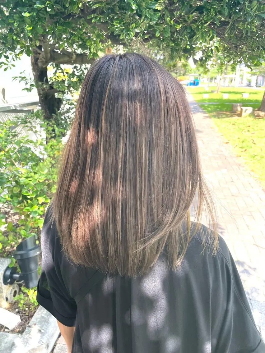 セミロング カラー バレイヤージュ ハイライトカラー ハイライト レイヤーカット ヘアカラー LUXBE LUCE ひなののヘアスタイル