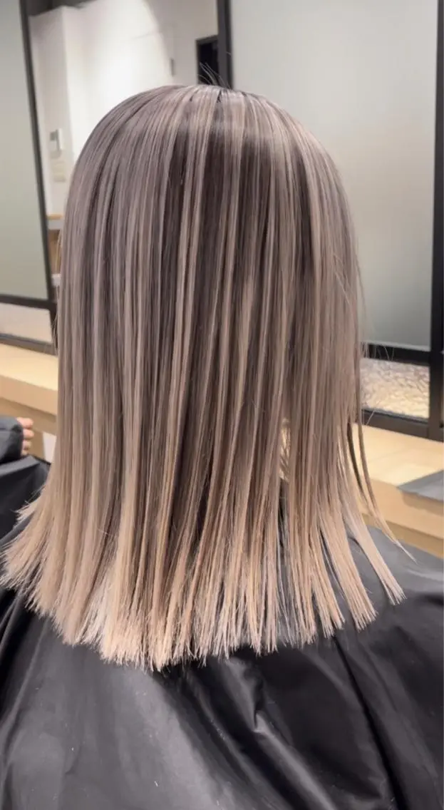 ミディアム カラー バレイヤージュ ブリーチ レイヤーカット ヘアカラー トリートメント 白髪ぼかしハイライト バレイヤージュヤマトのヘアスタイル