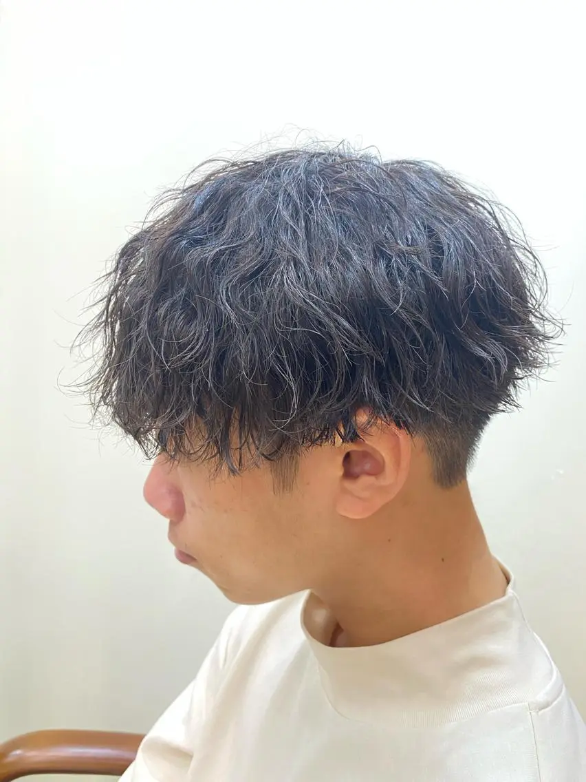 ショート メンズ メンズパーマ 波巻きパーマ 柏のセンターパート のプロ関口 柊太のヘアスタイル