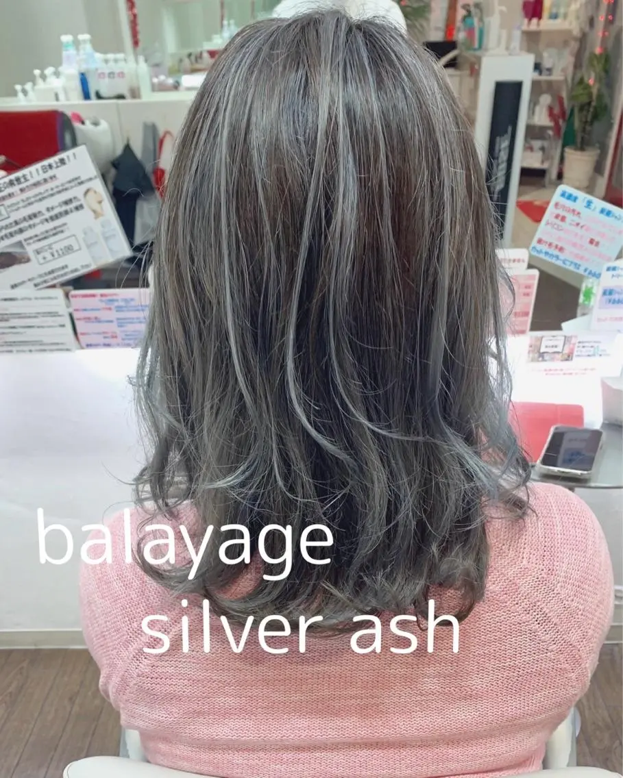 ミディアム カラー アッシュ バレイヤージュ シルバー シルバーアッシュ レイヤーカット ヘアカラー GLAD 萩原のヘアスタイル