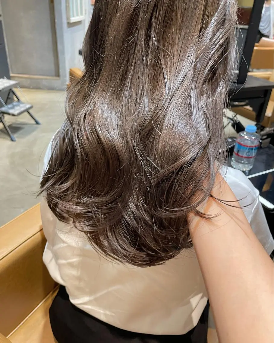 ロング カラー グレージュ kana .のヘアスタイル