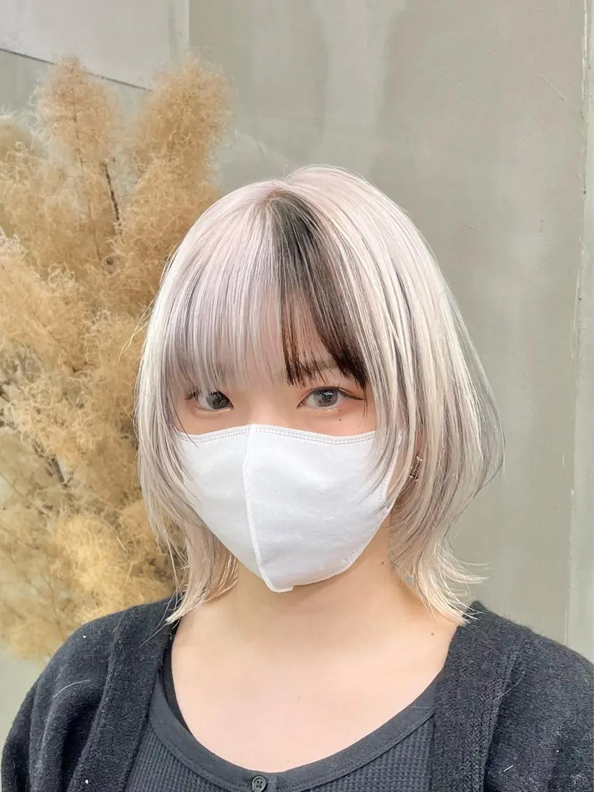 ミディアム イツク ⚡️ ルーツ/ハイトーンのヘアスタイル