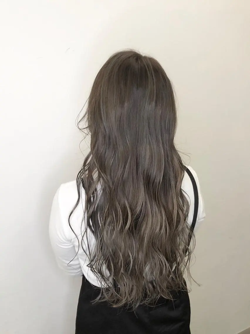 ロング カラー アッシュ アッシュグレー ブリーチ 透明感カラー ハイライトカラー brace今里店店長 加井直樹のヘアスタイル