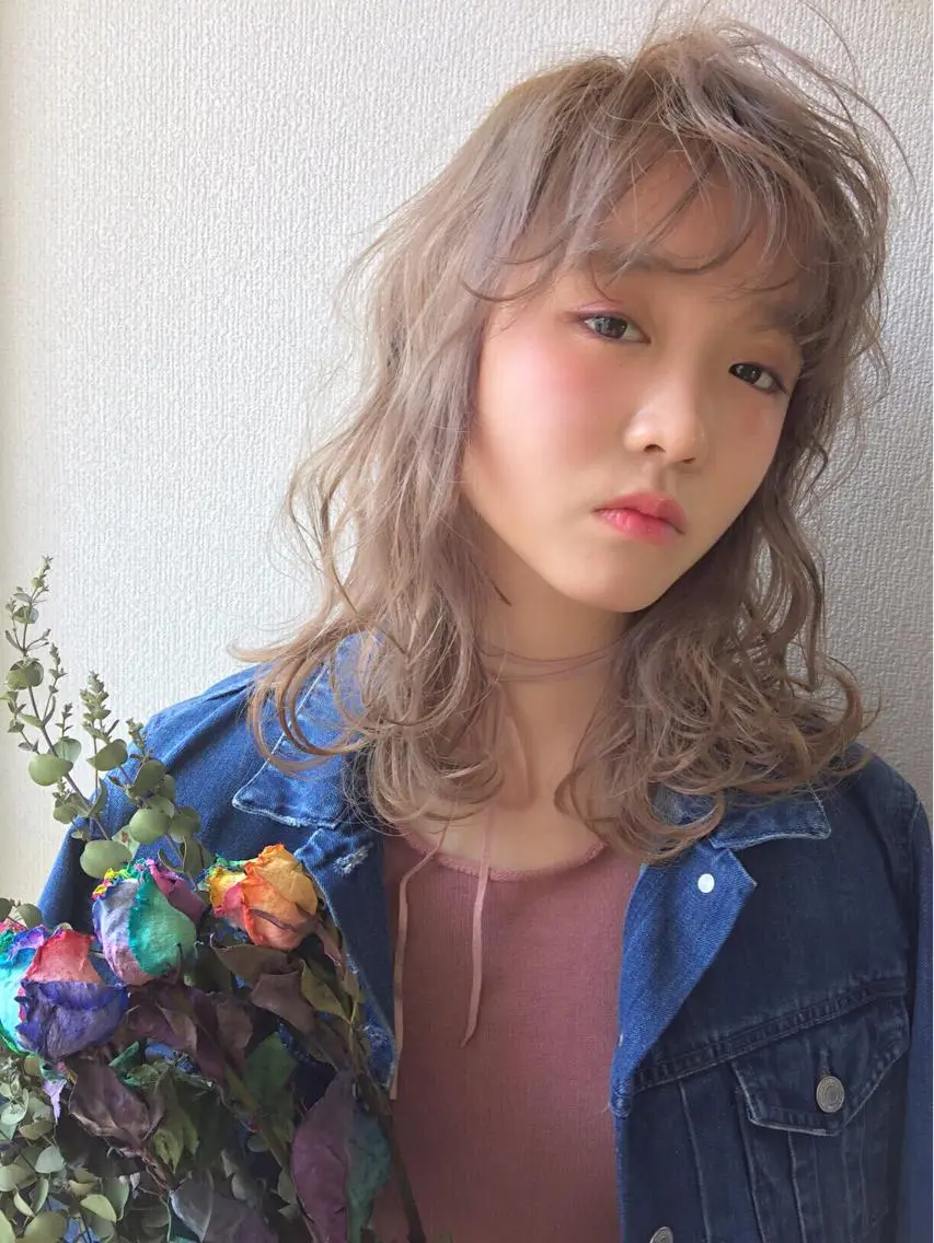 ミディアム セミロング ロング カラー ヘアアレンジ まつエク ベージュカラー ブリーチ ミルクティーベージュ シースルーバング potato nanacoのヘアスタイル
