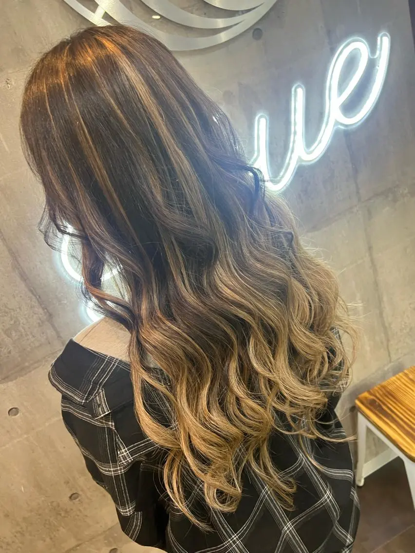 ロング カラー パーマ ヘアアレンジ メンズ キッズ ネイル マツエク・マツパ アイブロウ シールエクステ メンズバレイヤージュ メンズハイライト メンズインナーカラー メンズ韓国風 ミルクティーハイトー ン💖Mikaのヘアスタイル