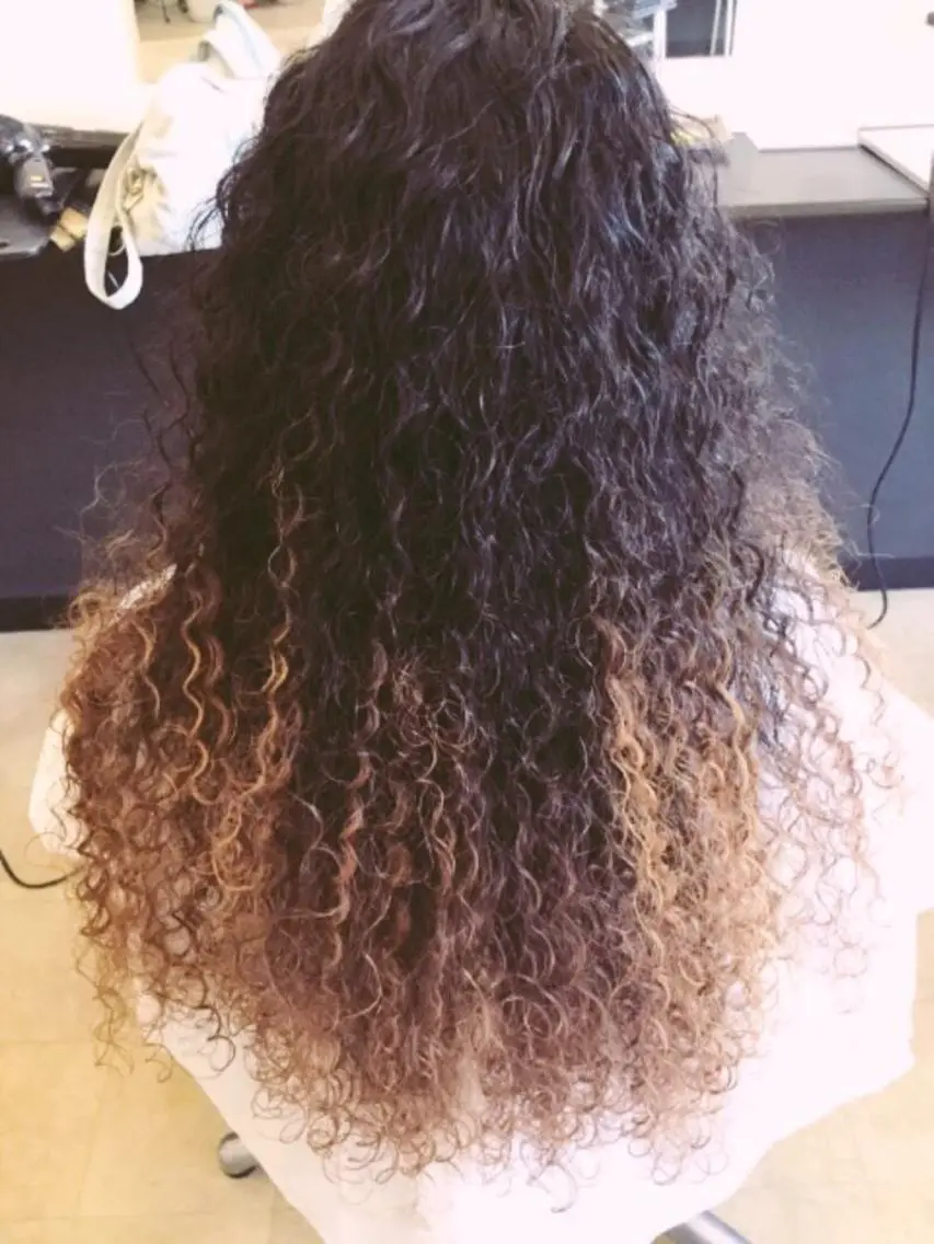 ロング カラー パーマ グラデーションカラー スパイラルパーマ 小野岡 潤子のヘアスタイル