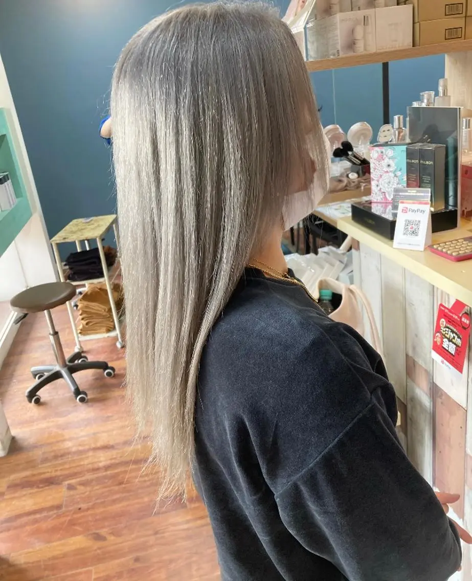 カラー グレージュ シルバー シルバーグレージュ 安永 里帆のヘアスタイル