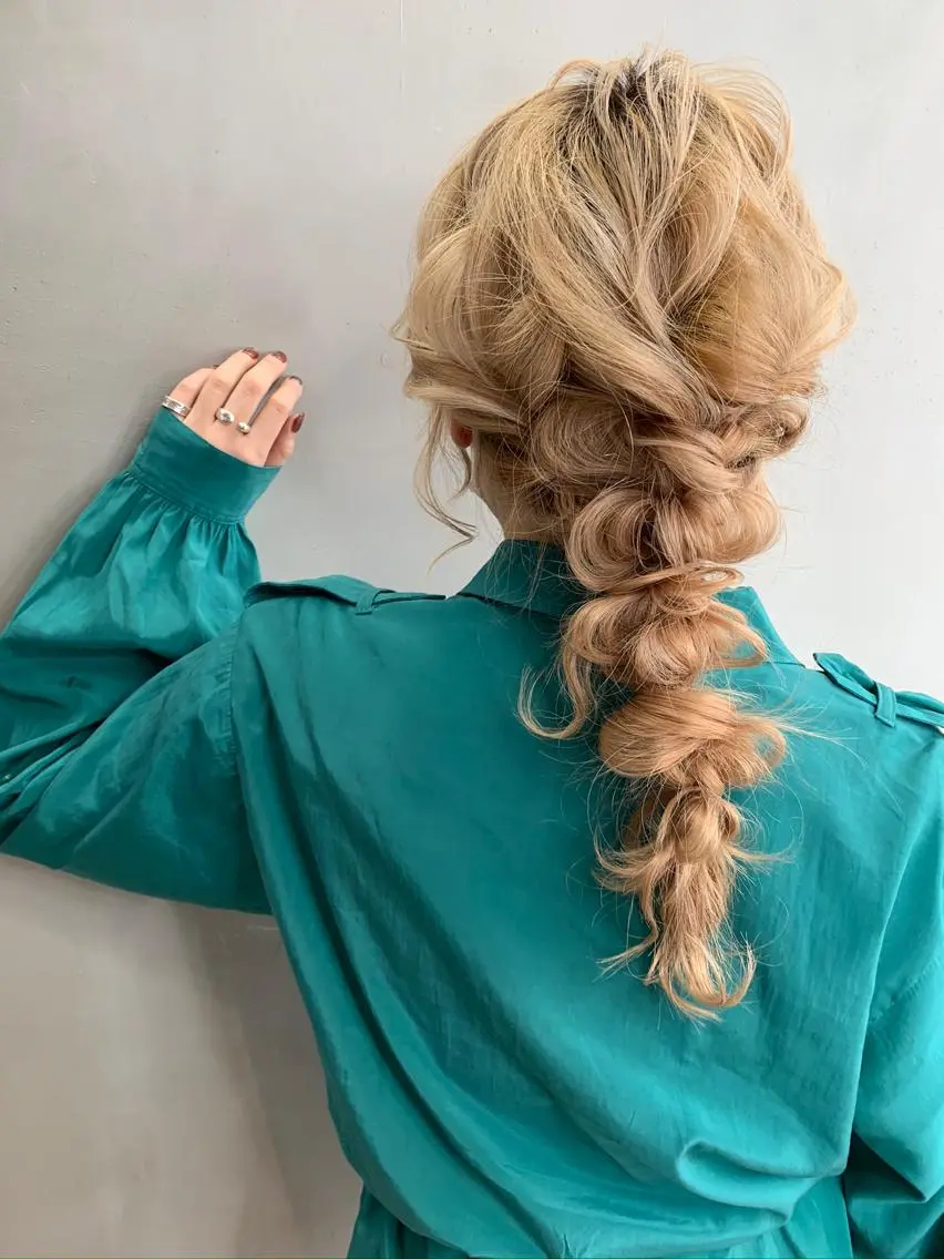 セミロング ヘアアレンジ yui .のヘアスタイル