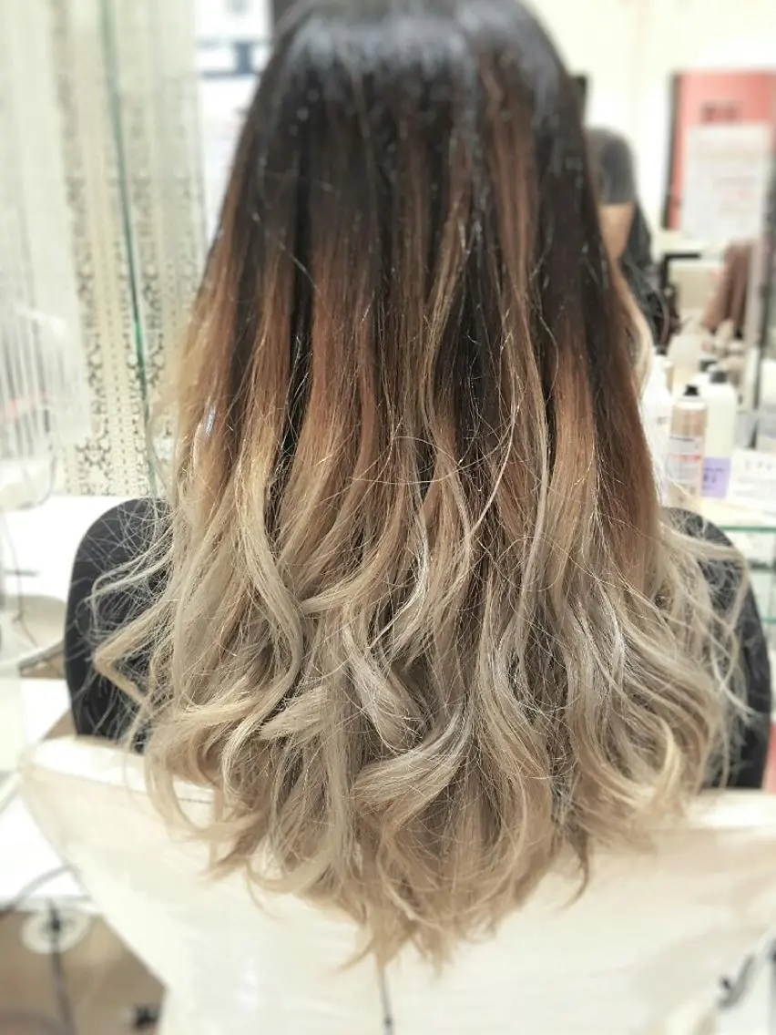 セミロング カラー アッシュ ブリーチ ホワイトアッシュ 秋山 幸太のヘアスタイル