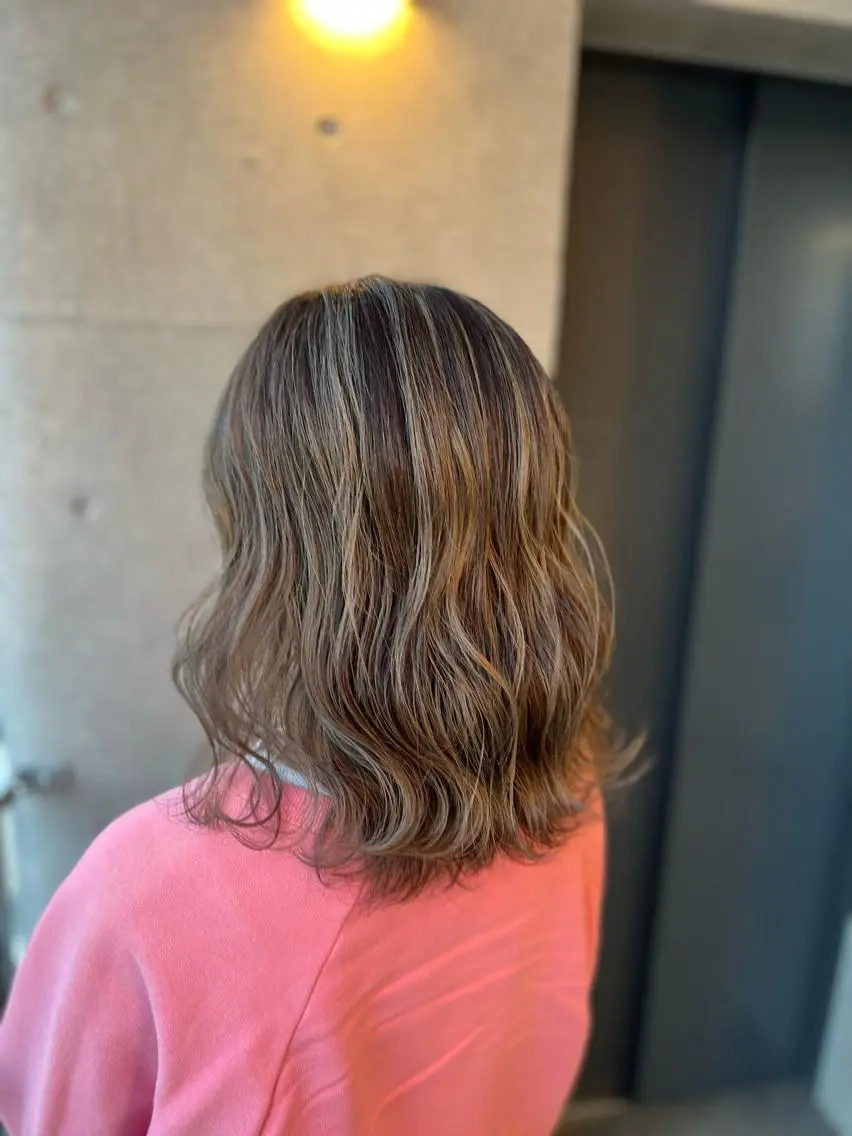 ミディアム カラー シールエクステ アディクシーカラー アッシュ バレイヤージュ ミストバング ヘアカラー 吉野 瑳桜のヘアスタイル