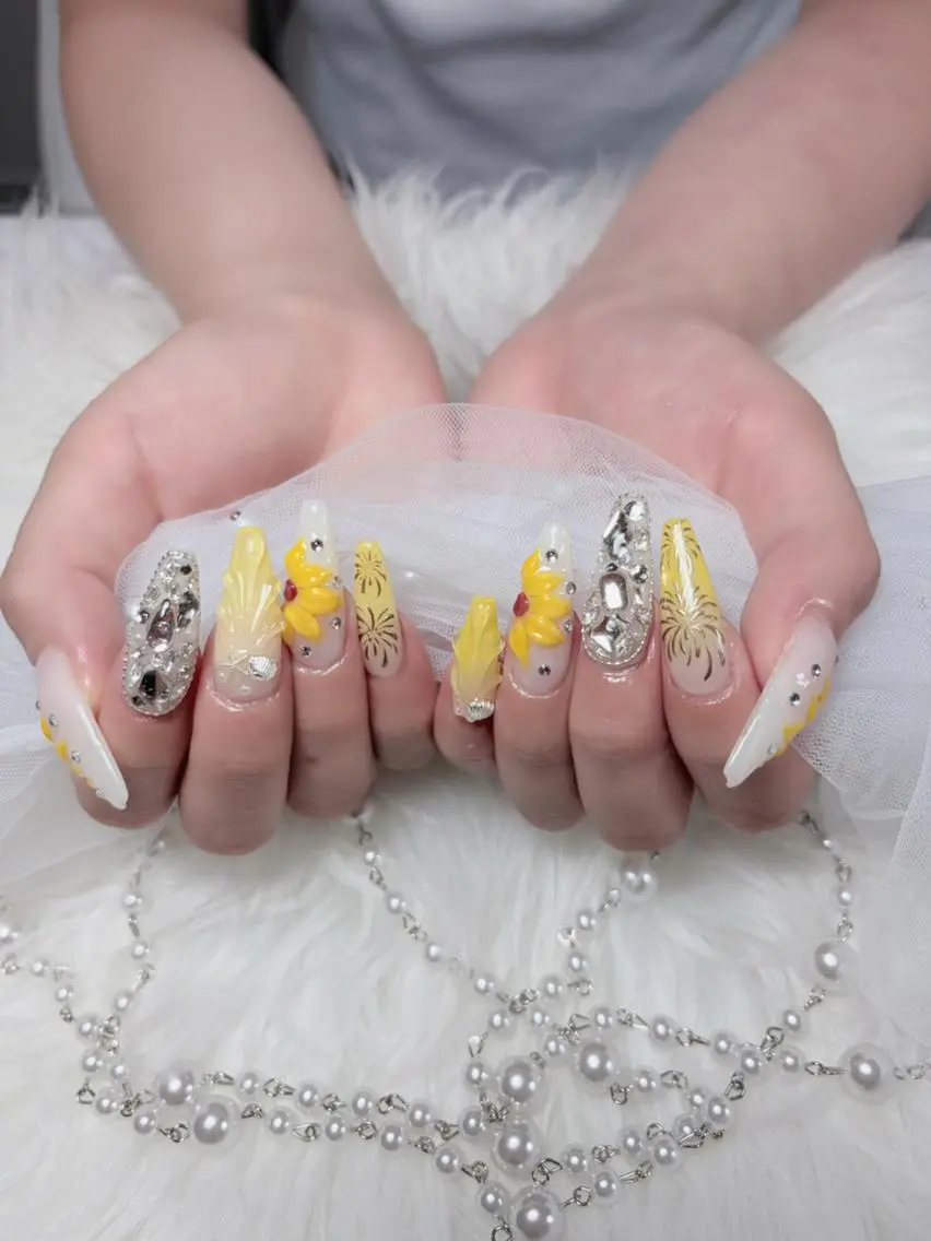 ネイル 長さ出し ジェルネイル ガーリー キラキラネイル 韓国ネイル ハンドネイル Huyn Nail Shinjyukuのネイルデザイン