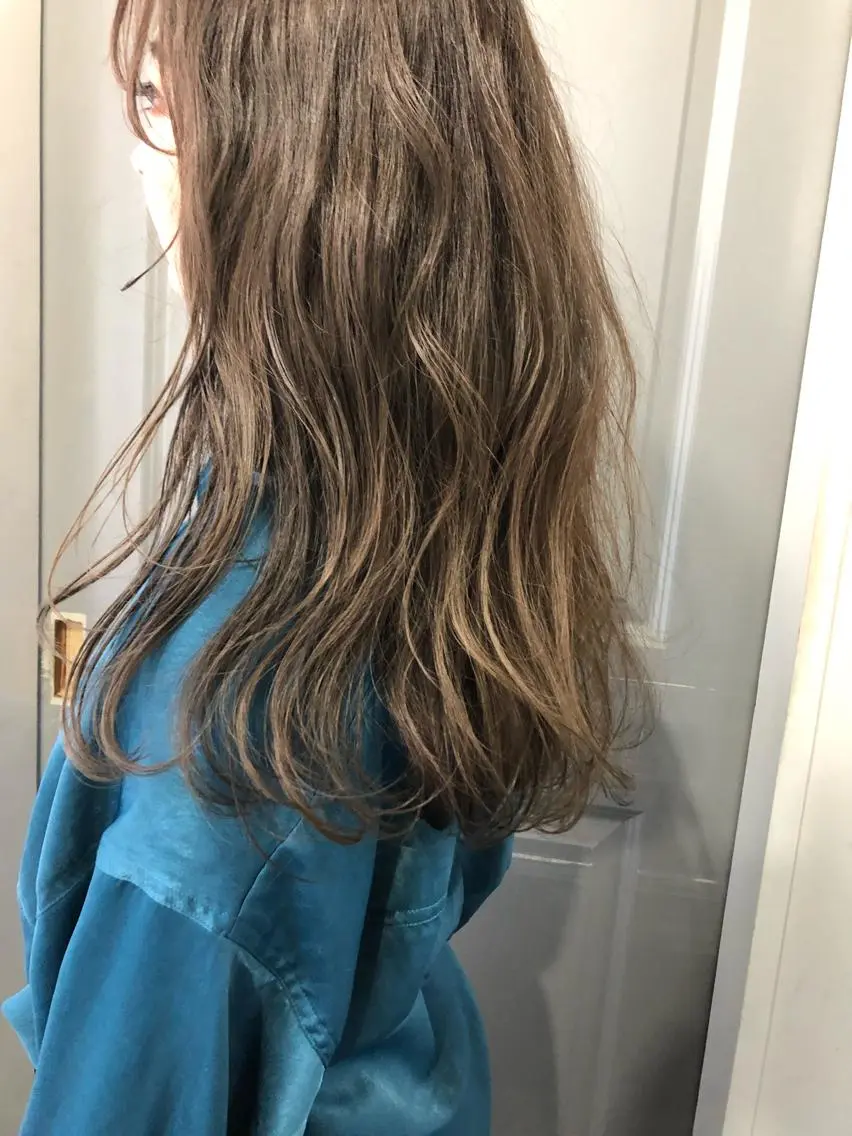 ロング カラー ブリーチ ケアブリーチ グレージュ Pia ツボイ ケイタのヘアスタイル