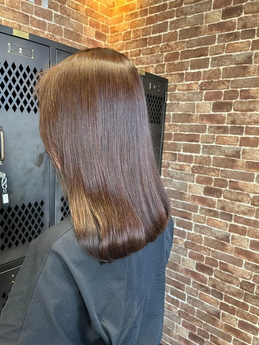 セミロング カラー パーマ ヘアアレンジ メンズ キッズ ネイル マツエク・マツパ アイブロウ メンズパーマ セミロングパーマ ブラウンカラー ケアカラー 透明感カラー 久木原 ゆりのヘアスタイル